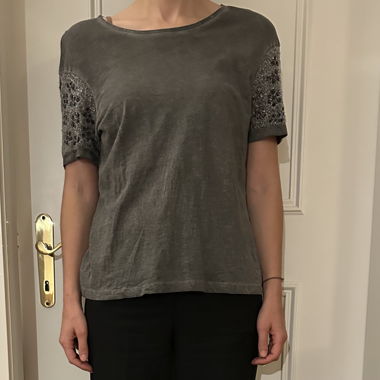 T-shirt con ricami di perline