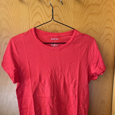 Rotes T-Shirt