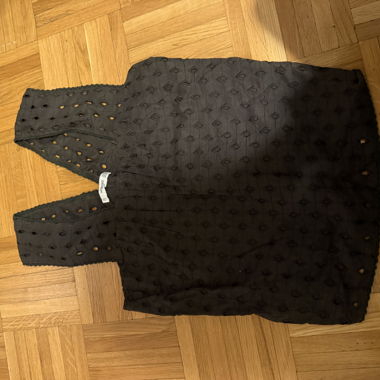 Top nero ricamato