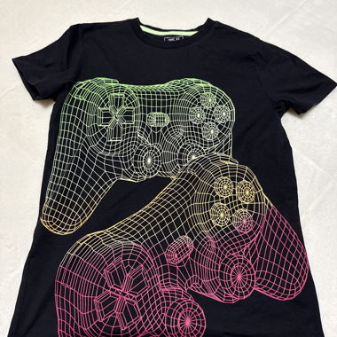 Schwarzes T-Shirt mit Neon-Gamecontroller-Print (146