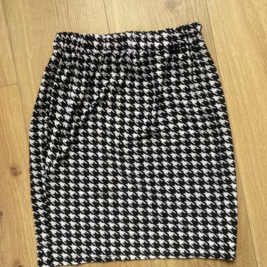 Lightweight houndstooth skirt