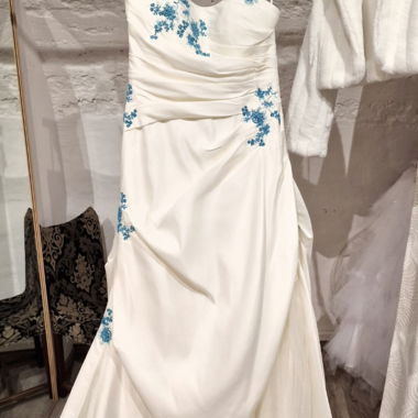 Robe de mariée satin ivoire et turquoise