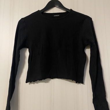 Kurzer schwarzer Pullover
