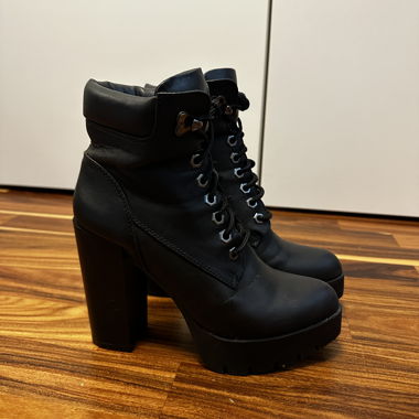 Lace-up boots with wide heel