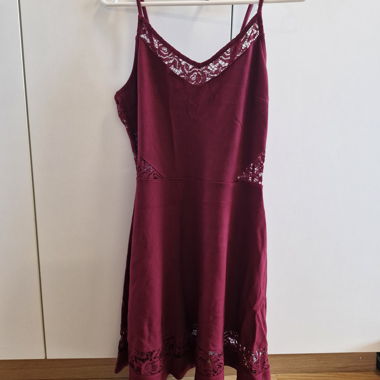 Robe en dentelle bordeaux