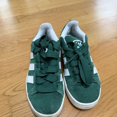 Sneaker Adidas in camoscio verde