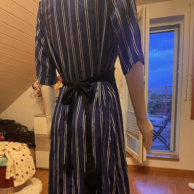 Marineblaue lange Hemdbluse mit Streifen