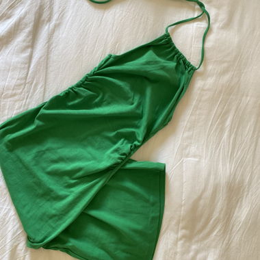 enger geschnittenes grünes Maxikleid