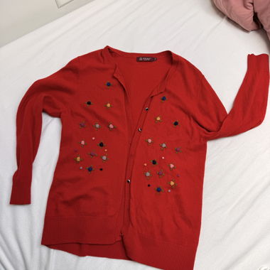 Cardigan rouge brodé