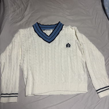 Maglione in maglia bianco con scollo a V