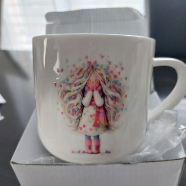 Bedruckte Tasse mit Maedchenmotiv