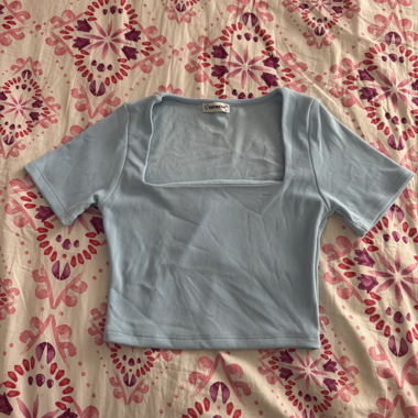 Crop top bleu clair à encolure carrée