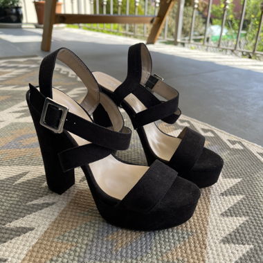 Sandales noires à talons hauts avec brides
