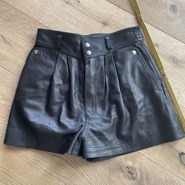 Schwarzer Shorts aus echtem Leder