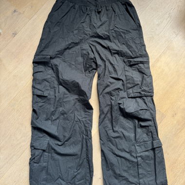 Schwarze Cargo-Hose