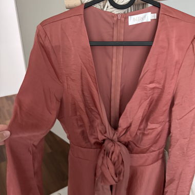 Rost farbiges Kleid mit Bindegürtel