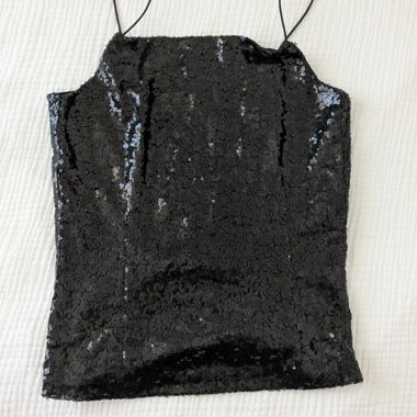 Top nero con paillettes e spalline sottili
