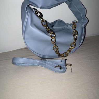 Borsa a tracolla azzurro chiaro con catena