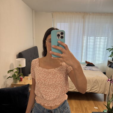 Top floreale con scollo quadrato