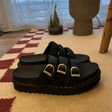 Sandali con plateau Dr. Martens neri
