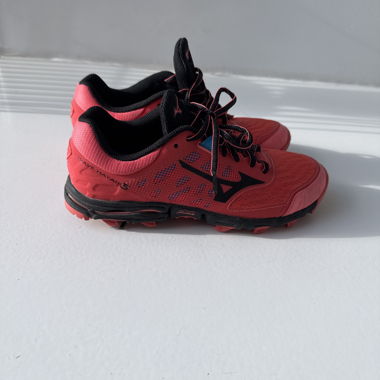 Rote Trail-Running-Schuhe
