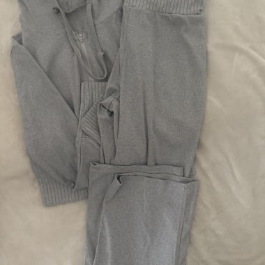 Graue Kapuzenjacke mit Rippstruktur