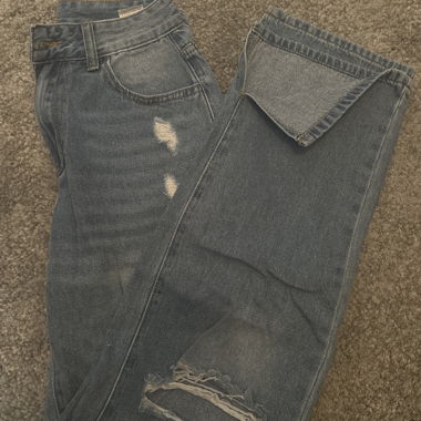 Jeans mit Löchern und Schlitzen auf der Seite