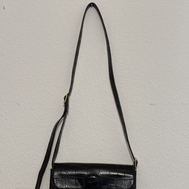 Schwarze Schultertasche mit Krokodilprägung