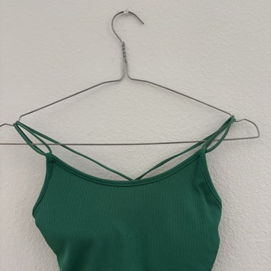 Top verde con spalline incrociate