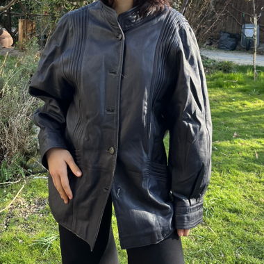 Giacca in pelle con cuciture decorative