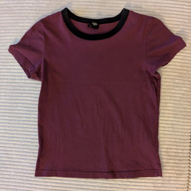 Dunkelrotes T-Shirt mit schwarzem Kragen