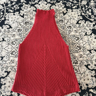 Top rosso lavorato a maglia senza maniche