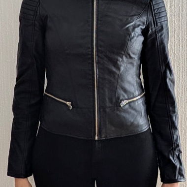 Veste noire en cuir synthétique