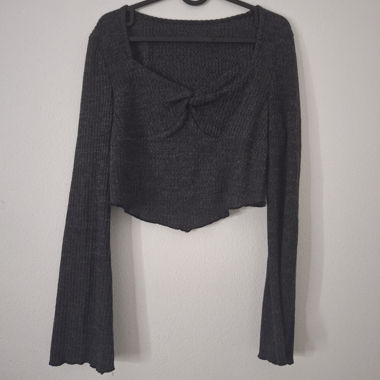 Maglione corto nero a maniche lunghe