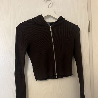 Braune Strickjacke mit Zip up und Kapuze