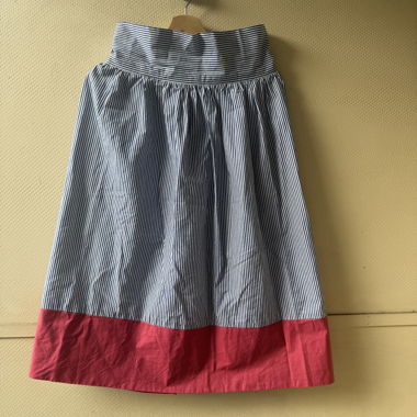 Jupe à rayures avec ourlet rose cousue main