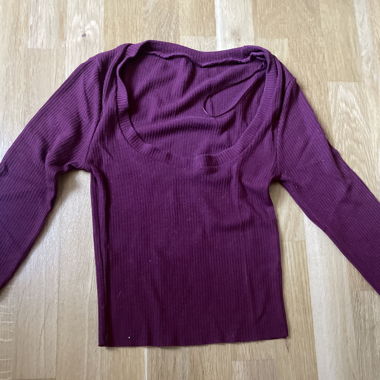 Rotes Langarmshirt