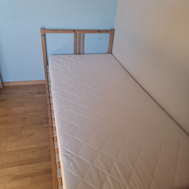Einzelbett aus Holz