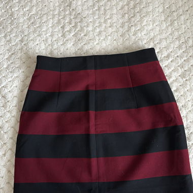 Schwarz-roter Rock 