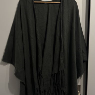 Poncho verde scuro di Oysho