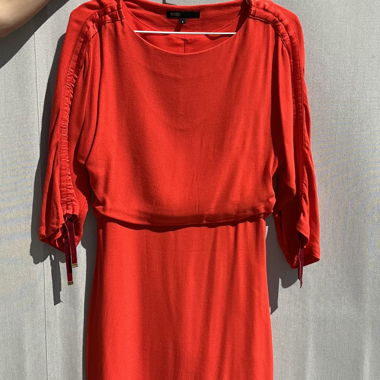 Rotes Maje-Kleid