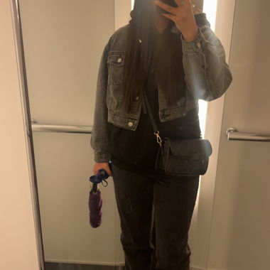 Kurze graue Jeansjacke