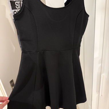 Schwarzes ärmelloses Kleid