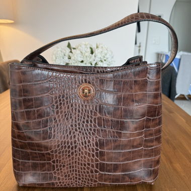 Borsa a tracolla marrone effetto coccodrillo