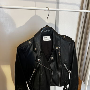 Cropped Lederjacke mit Gürtel
