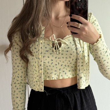 Ensemble crop top et cardigan fleuri jaune