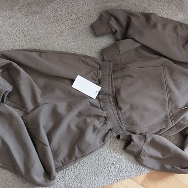 Set con felpa e pantaloni marroni
