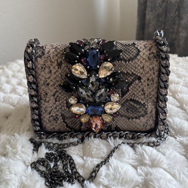 Sac bandoulière enchaîné avec pierres décoratives