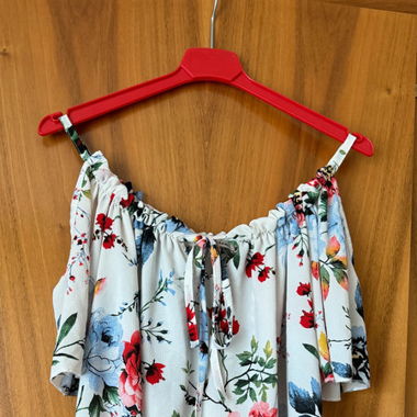Blusa con spalle scoperte e motivo floreale
