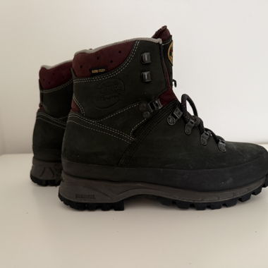 Meindl Wanderstiefel mit Vibram-Sohle